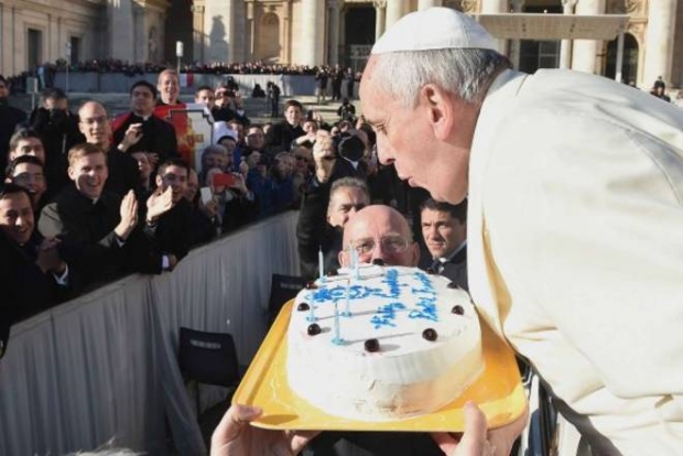 Totodată, suveranul pontif a suflat în lumările de pe tortul pe care l-a primit în dar și a sorbit din băutura argentiniană mate.
