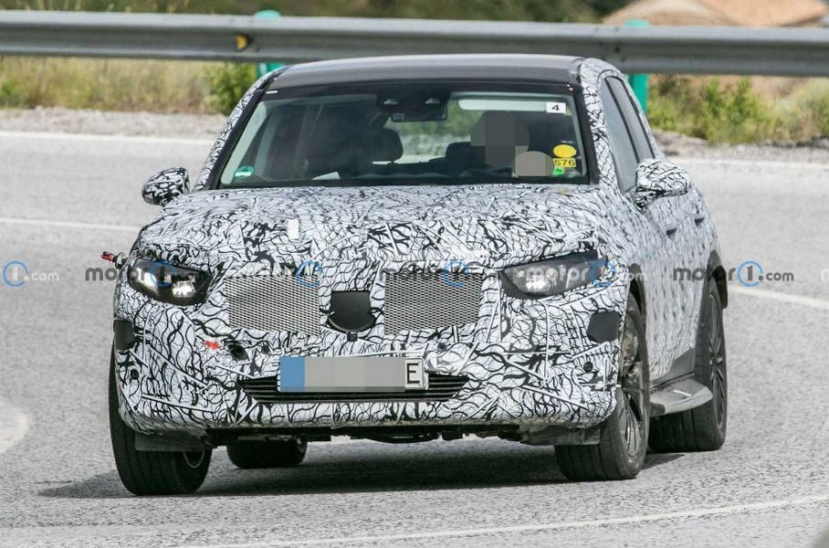  Гибридный Mercedes-Benz GLC нового поколения сфотографировали во время тестов.