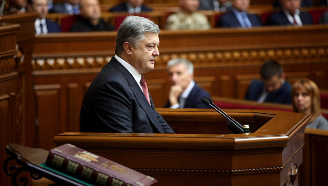 Порошенко предложил Раде продлить закон о статусе Донбасса.