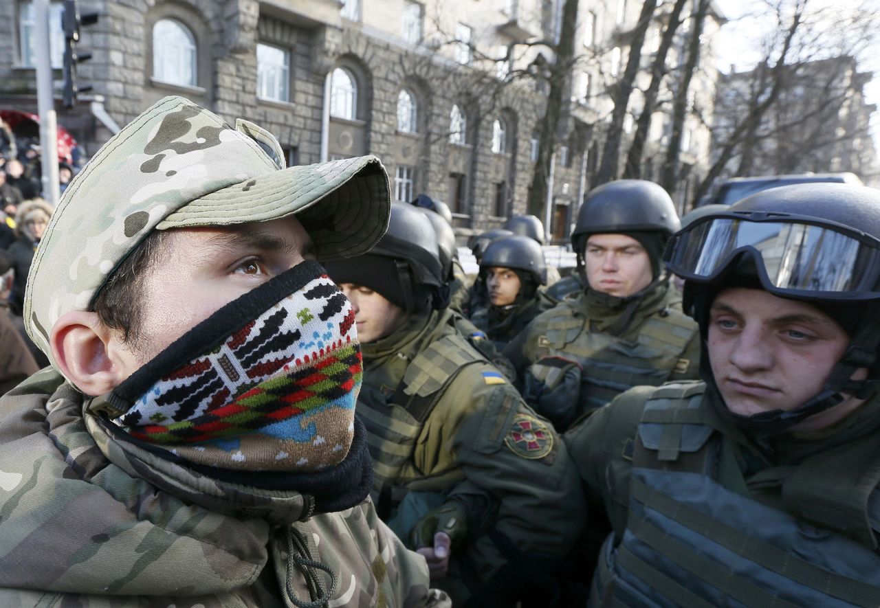 В Киеве начались столкновения между полицией и митингующими.