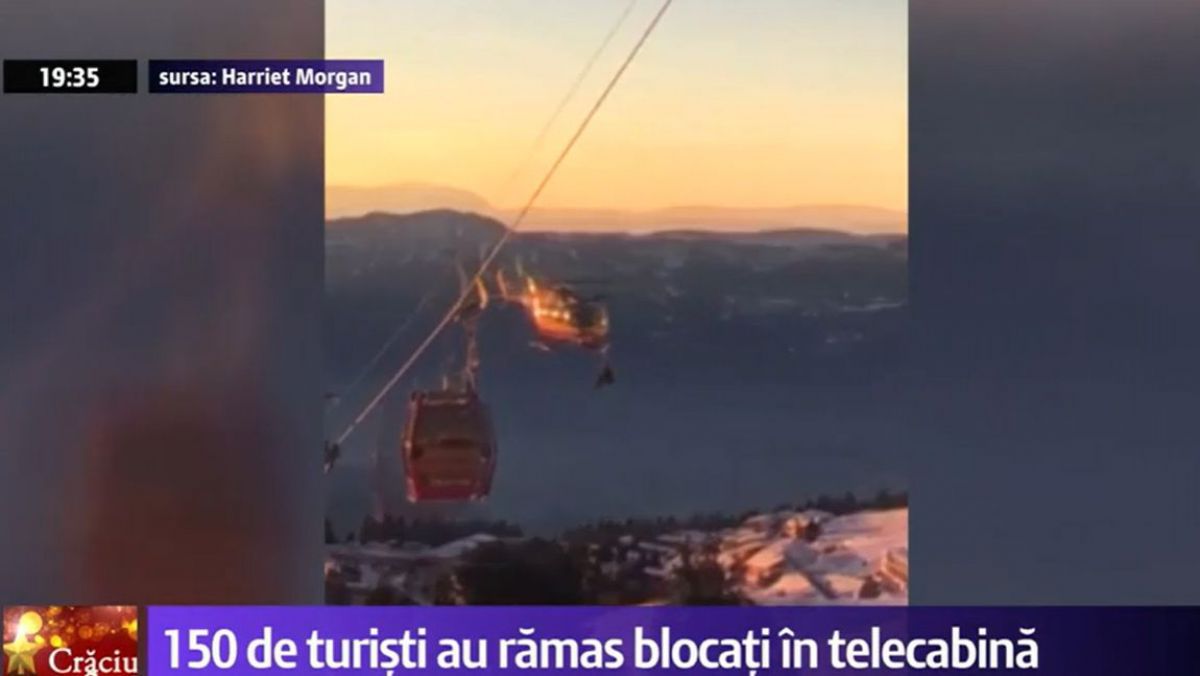 Turiști coborâți pe frânghie din telegondolele blocate.