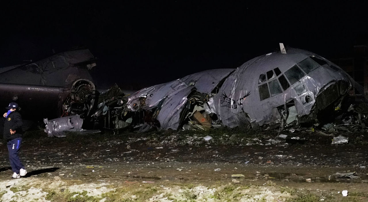 Un avion care transporta bani s-a prăbușit pe o autostradă aglomerată din Bolivia.