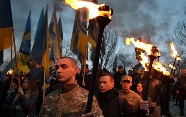 Украинские националисты пообещали, что не пустят избирателей в диппредставительства России. 