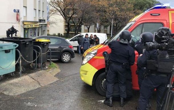 Полиция проводит спецоперацию по обезвреживанию стрелка.