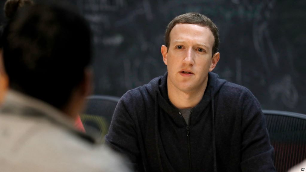 Канадские власти могут через суд выслать главе Facebook Марку Цукербергу.