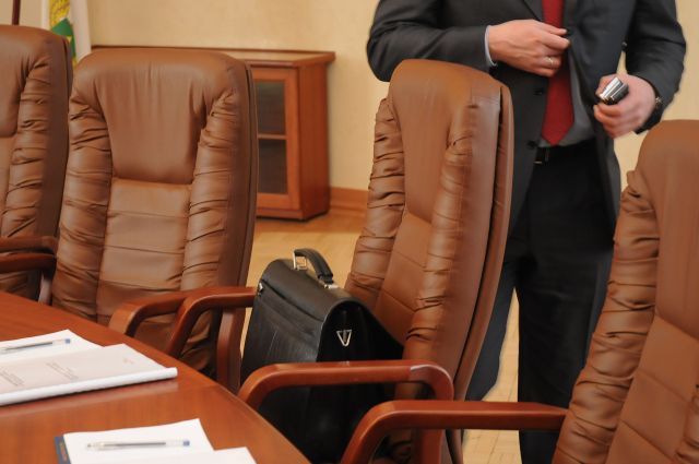 Вакансий на уровне местных органов власти 35%.