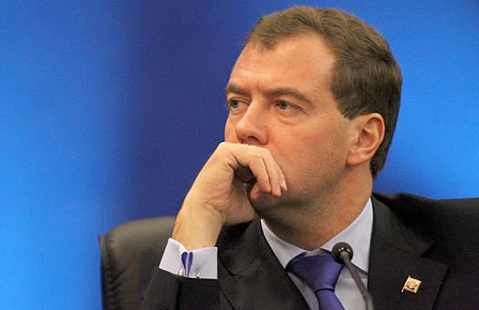 Пора прекращать нянчиться, известите их и с завтрашнего дня вводите предварительную оплату, заявил Медведев.