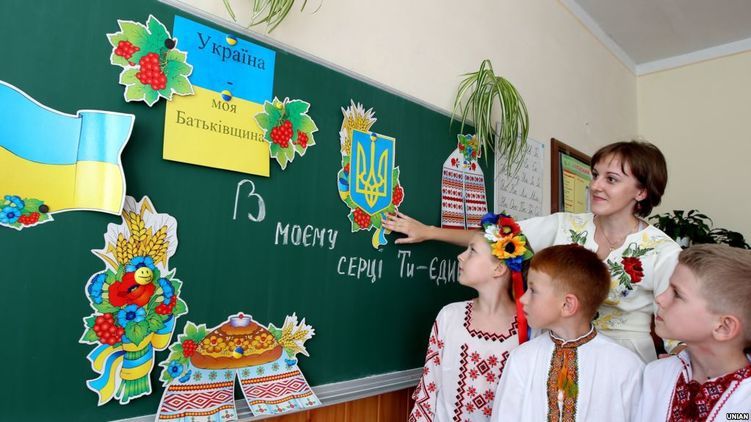 На Украине из-за нехватки денег могут начать массово закрывать школы и увольнять учителей.