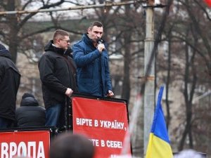 "Вида на жительство в Германии у меня нет", - заявил Кличко, выступая на пресс-конференции в Днепропетровск в воскресенье.