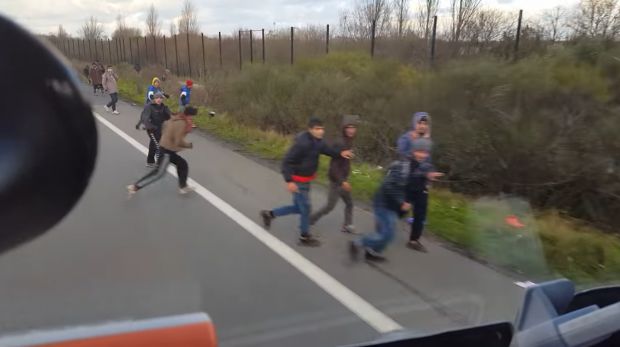 Мигранты все время выскакивают на дорогу и мешают грузовику ехать.
