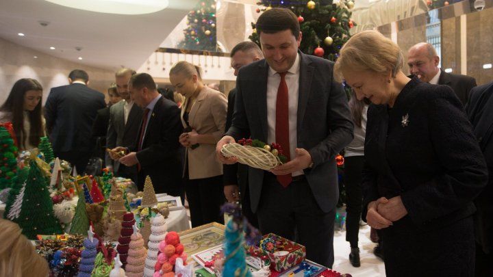 Депутаты купили себе рождественские украшения на ярмарке в парламенте.