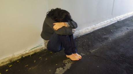 O fetiță de nouă ani, violată în curtea casei de un prieten de familie. Foto simbol: alternet.org