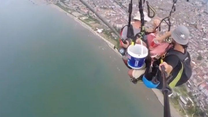 Adrenalină: Doi tineri au prins peşte în timp ce zburau cu parapanta. Foto: publika.md