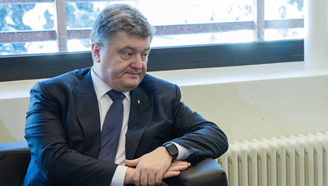 Петру Порошенко путеводитель по Крыму, две вышиванки, белое кимоно, деревянную булаву и книгу "Приворотное зелье". 