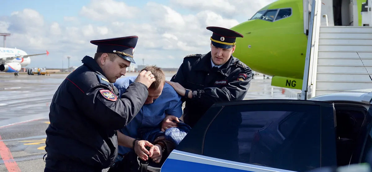 В России разрешили бортпроводникам пластиковые наручники и ремни против авиадебоширов.