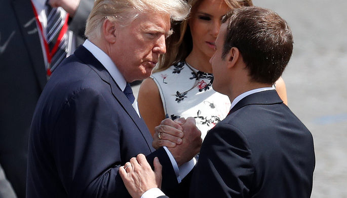 Президент США Дональд Трамп и президент Франции Эммануэль Макрон отказались от дружеских объятий и любезностей. 