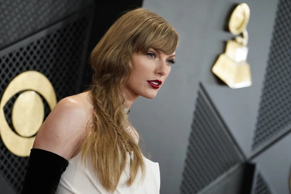 Taylor Swift va fi gazda premiilor Grammy.