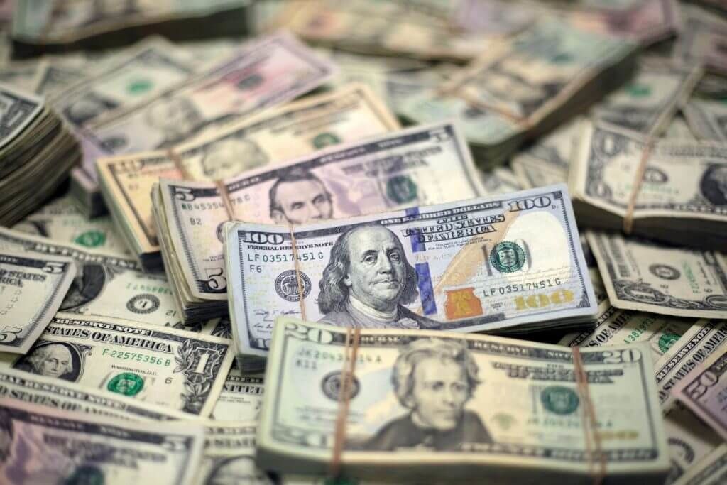 Доллар продолжает укреплять свои позиции по отношению к лею.
