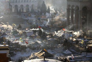 Criza de la Kiev continuă după trei zile de violențe, confruntările dintre poliţie şi manifestanţi atingând cote maxime joi.