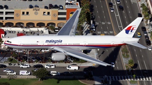 Лайнер авиакомпании Malaysian Airlines, выполнявший рейс MH370 из Куала-Лумпура в Пекин, пропал с экранов радаров в ночь на субботу.