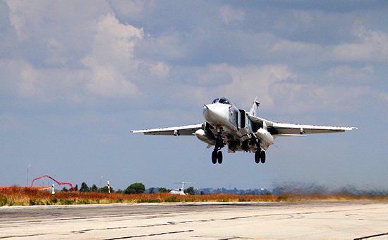 Российский фронтовой бомбардировщик Су-24 взлетает с авиабазы Хмеймим в Сирии Фото: РИА Новости