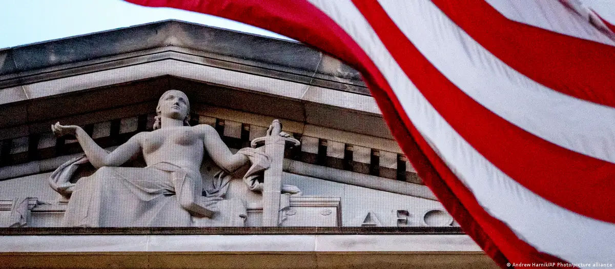 Минюст США подал в суд на Техас из-за закона, связанного с мигрантами.