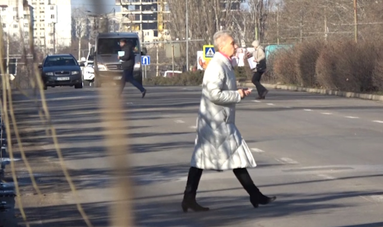 Nemuritor sau pieton. Ce zic oamenii care își pun viața în pericol. Foto: captură video