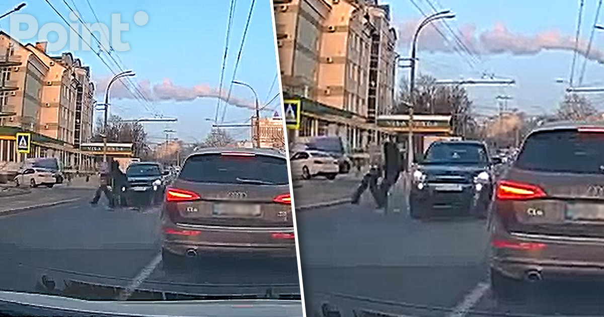 В Кишиневе водитель едва не сбил двух подростков на "зебре".