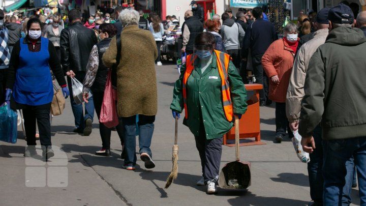 На улицах Кишинева предупреждают и грозят штрафами за нарушение масочного режима.