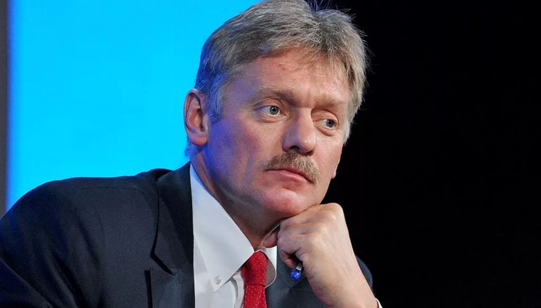 Песков: Обвинения военных РФ в преступлениях на Украине недопустимы.