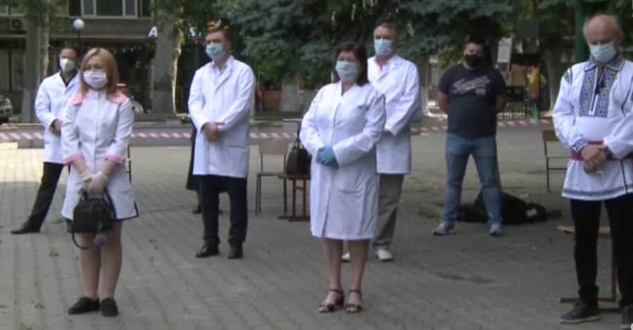 Священнослужители молились о здоровье медицинских работников.