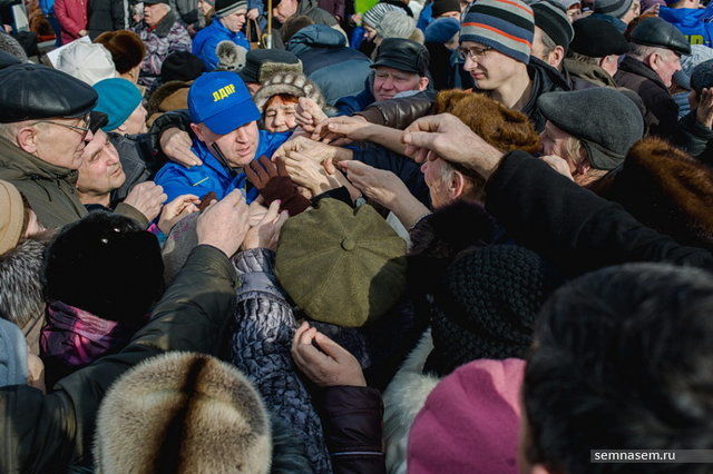 Волонтеры из "поезда помощи" такого наплыва местных жителей не ожидали.