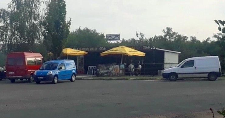 На перекрестке между Крикова и Чореску построили бар.