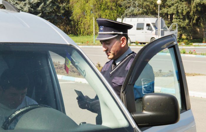 Doar în primul semestru al anului curent au fost depistate peste 100 de certificate de asigurare Carte Verde falsificate. Foto: border.gov.md