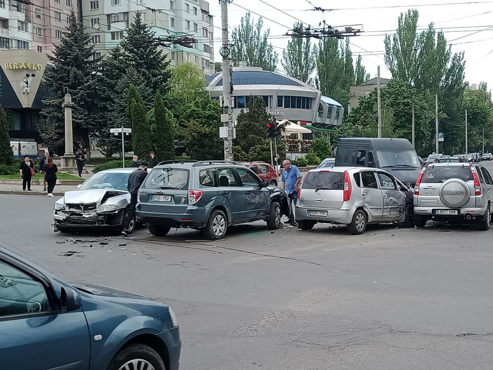 В Кишиневе на перекрестке столкнулись сразу четыре автомобиля. Фото: ГБМ.