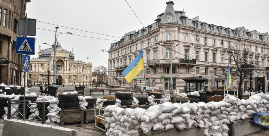 В центре Одессы демонтируют блокпосты, мэр заявил о смене формата обороны.