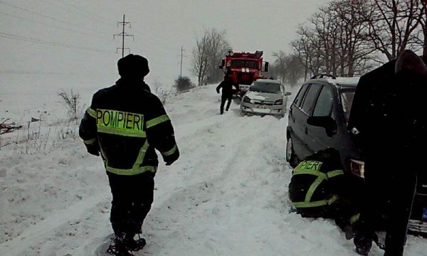 В Вулканештах рядом с границей спасатели вызволили из снежного плена 14 автомобилей.