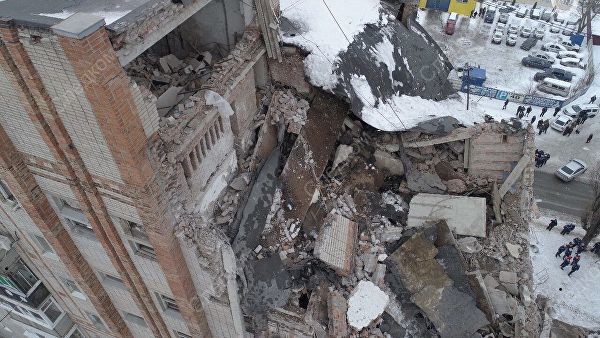 Альпинисты МЧС демонтируют "опасные плиты" на месте взрыва в Шахтах.