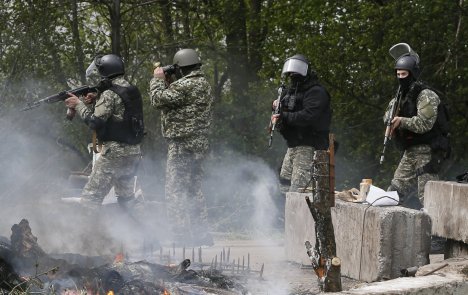 Всю ночь над пригородом летали вертолеты, они прикрывали силовиков с воздуха.