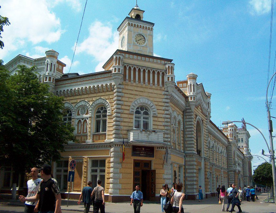 Примэрия Кишинева уведомила об этом Антикоррупционную прокуратуру, потребовав наложить арест на данный участок.