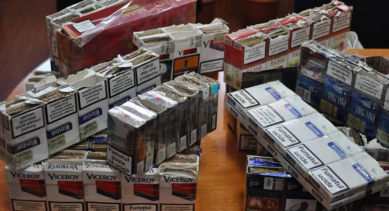 Cetăţeanul moldovean s-a ales cu un proces-verbal, care prevede confiscarea ţigaretelor şi achitarea unei amenzi de 3.000 de lei.