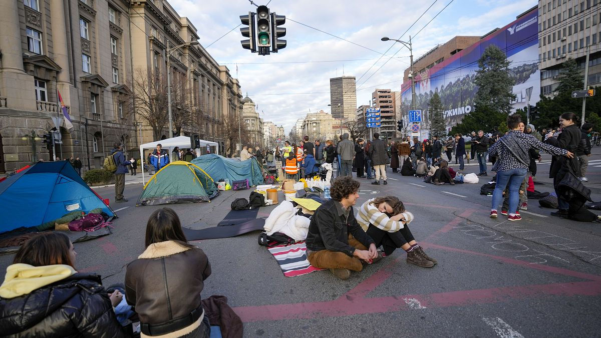 В Сербии проходят повторные выборы на фоне протестов.