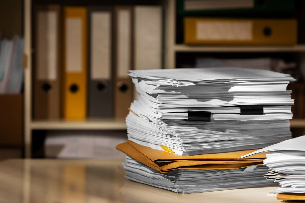 Un bărbat, condamnat la șase luni de închisoare pentru sustragerea unui document oficial.