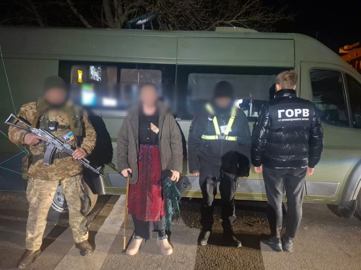 Un ucrainean deghizat în bunică, reținut la granița cu Republica Moldova.