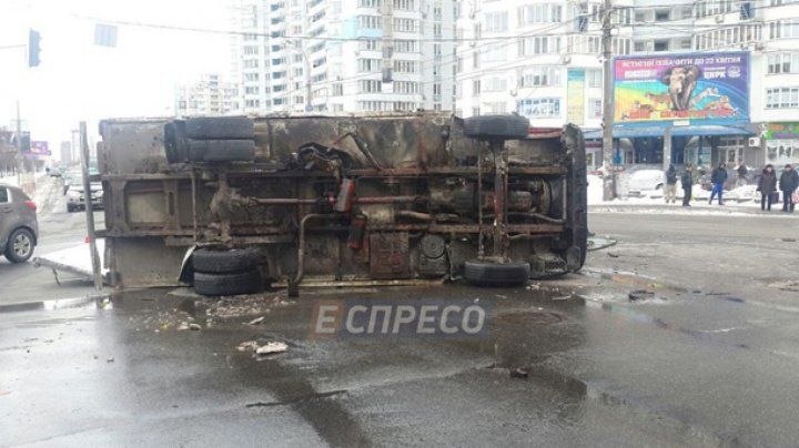 Ucraina: Un camion s-a ciocnit violent cu un tramvai. 30 de răniţi. Foto: publika.md