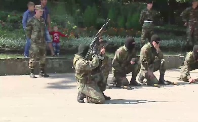 За показательными выступлениями наблюдали десятки человек.