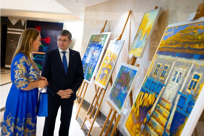 В парламенте открылась выставка живописи.