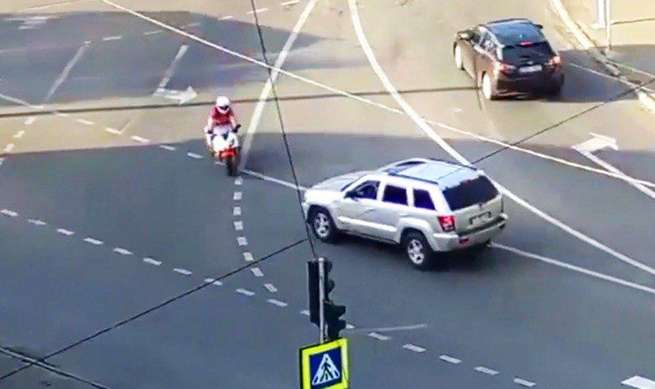 Момент столкновения внедорожника и мотоцикла в Кишиневе попал на видео.