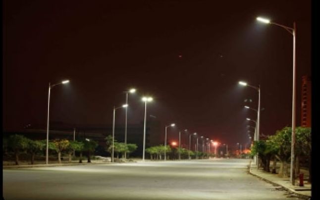 Când vor fi toate străzile Capitalei iluminate. Ce zic autoritățile