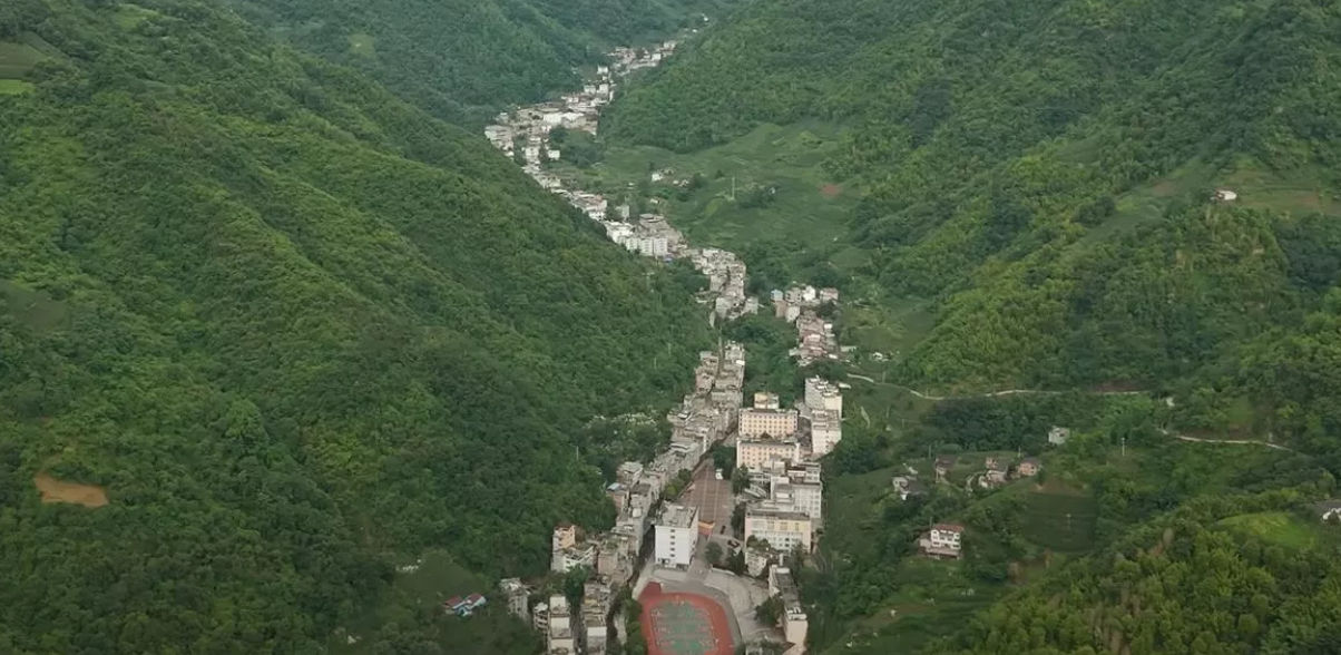 Locuitorii celui mai îngust oraș din lume se află în pragul unei catastrofe.
